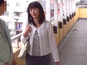 団地妻を犯す！弱みを握って脅迫する団地管理人！五十路で童顔美熟女な人妻を強引に寝取る！安野由美