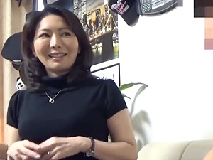 四十路ナンパ！清楚な美熟女人妻ナンパしてお持ち帰り！イケメンとの不倫SEXを盗撮される浮気妻！