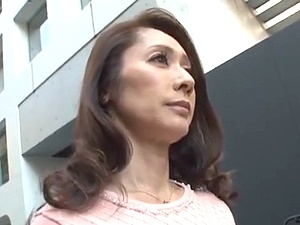 痴漢電車！五十路53歳の美魔女人妻を狙う痴漢魔！パンストの下に手を忍ばせ激しく手マンすると…!! 南條れいな