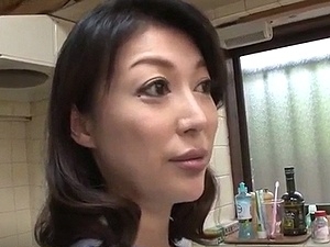 童貞息子の巨根に発情した美熟女43歳べっぴんママ！中出し筆おろし母子相姦！仁科りえ