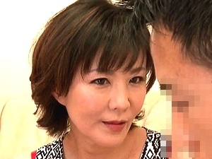 痴女マダム！美熟女な奥様が家に来た男共を喰いまくり！ちんぐり返しアナル舐め・手コキ・フェラ・ハードSEX!! 円城ひとみ