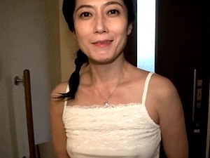 朝から10人の息子達と近親相姦！47歳の美魔女ママが家事をしながら立ちバック・乱交！七海ひさ代