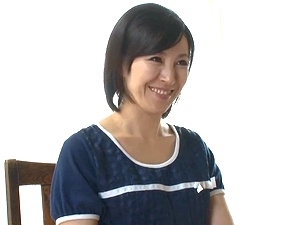 無言で近親相姦！美熟女ママに欲情する息子！父親が傍に居て声が出せず悶え・・・　谷原希美