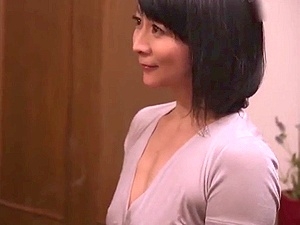 童顔熟女の不倫！47歳アラフィフで可愛らしい人妻が、夫の留守中にセフレを呼んでセックスに明け暮れる！伴牧英