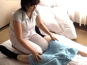 地方で出張マッサージ盗撮！イイ感じの四十路熟女がやって来てので強引に抱いて無許可で中出しをしたらオバサン動揺しまくりｗ