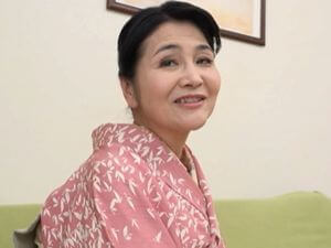 飯塚みどり初撮り！還暦・六十路でAVデビューして人前で股を開いて肉棒を受け入れる大胆熟女！